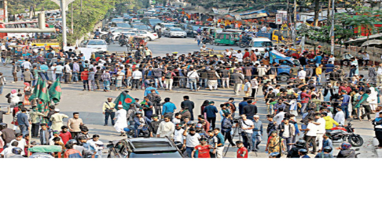 হাদির ওপর হামলা: স্বরাষ্ট্র কার্যালয় ঘেরাও, উপদেষ্টাদের পদত্