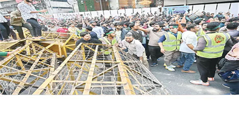 মার্চ টু ইন্ডিয়ান হাইকমিশনে পুলিশের বাধা, ব্যারিকেডে অবস্থান