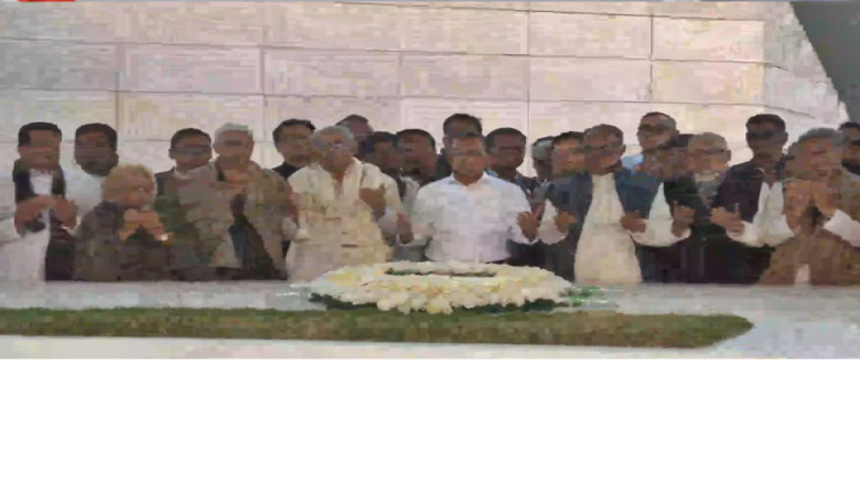 বাবার কবরে শ্রদ্ধা জানালেন বিএনপির ভারপ্রাপ্ত চেয়ারম্যান...
