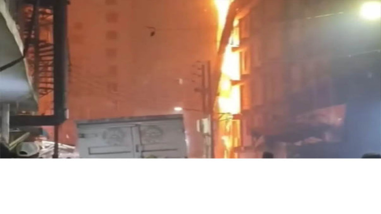 নিষেধাজ্ঞা উপেক্ষা করে আতশবাজি, মিরপুরে বহুতল ভবনে অগ্নিকাণ্