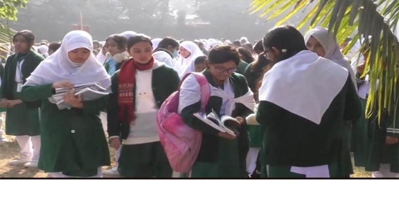 শীত-কুয়াশা উপেক্ষা করে রংপুরে বছরের প্রথম দিনে বই বিতরণ