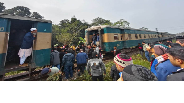 ঢাকাগামী এগারোসিন্দুর প্রভাতী ট্রেনের দুই বগি বিচ্ছিন্ন