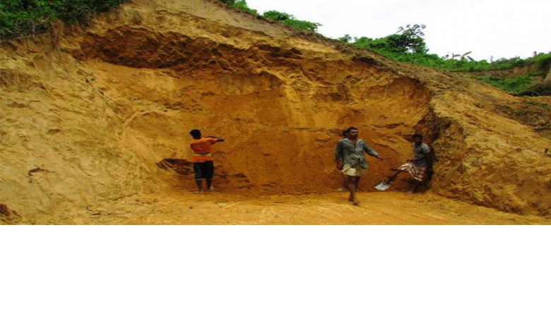 বিদ্যালয় নির্মাণের নামে সংরক্ষিত পাহাড় কেটে উজাড়