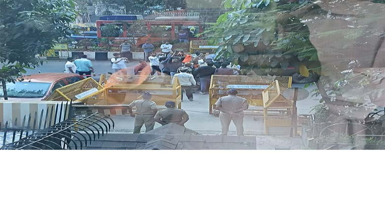 মুম্বাইয়ে বাংলাদেশ মিশনের সামনে বিক্ষোভ, জাতীয় পতাকা ছেঁড়ার 