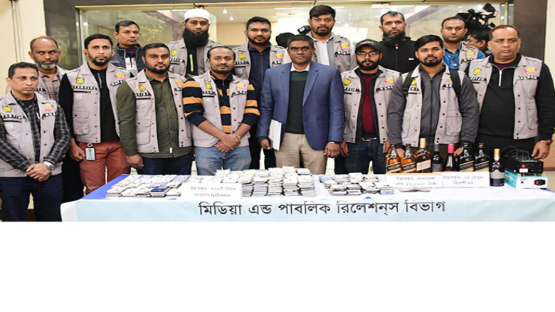 উত্তরা–নিকুঞ্জে ভুয়া আইফোন কারখানা, চীনা নাগরিকসহ তিনজন গ্রে