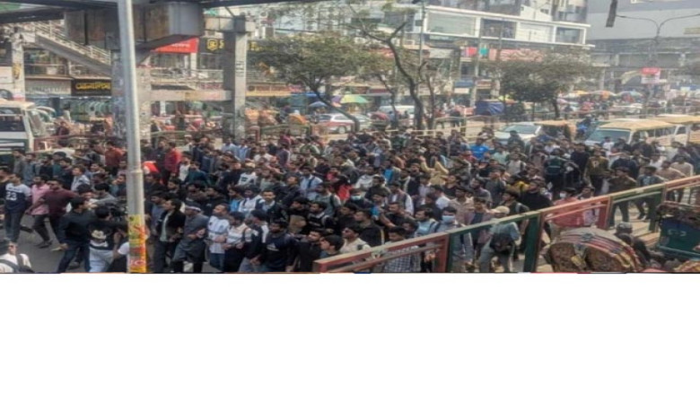 ঢাকা সেন্ট্রাল বিশ্ববিদ্যালয়ের দাবিতে ফের অবরোধ, অচল তিন মোড়