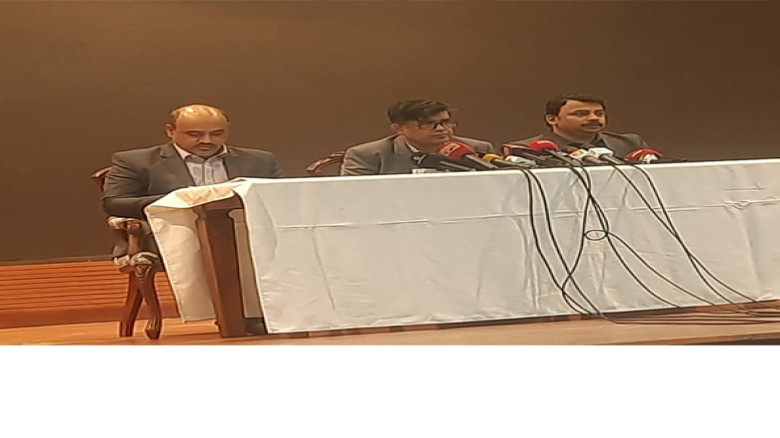 নির্বাচনের আগেই লুট হওয়া অস্ত্র উদ্ধার চান প্রধান উপদেষ্টা