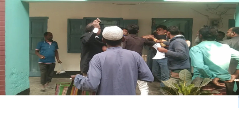 কুড়িগ্রামে খাদ্য অফিসে ঘুষ নিয়ে হাতাহাতি