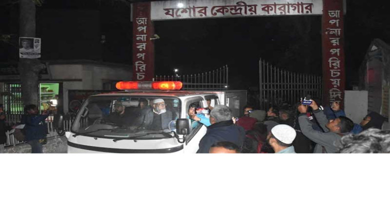 প্যারোলে মুক্তি না পেয়ে কারাফটকেই স্ত্রী-সন্তানের লাশ দেখলেন সাদ্দাম...