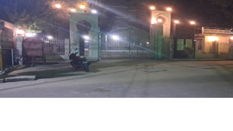 রাতের আঁধারে বিশ্ববিদ্যালয়ের গেটে ককটেল নিক্ষেপ