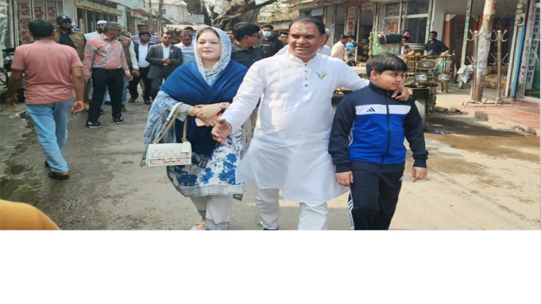 পরিবারকে সঙ্গে নিয়ে গণসংযোগে নেমেছেন বিএনপি প্রার্থী অপু