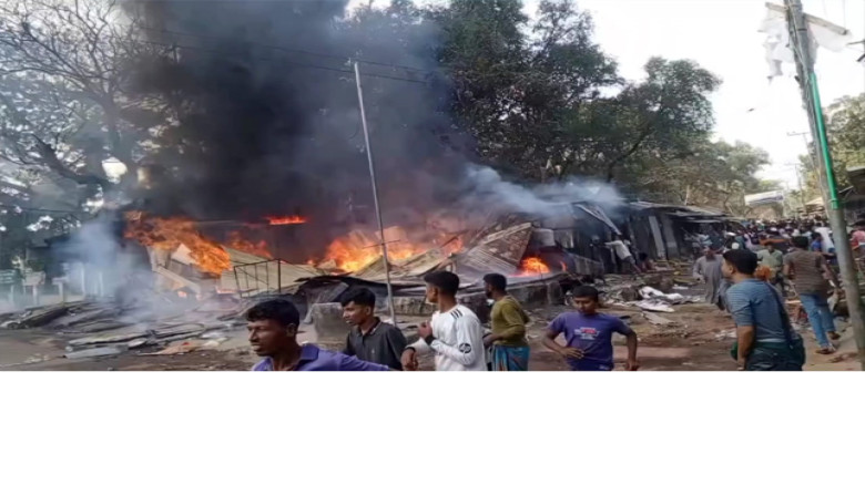 নোয়াখালীর হাতিয়ায় ভয়াবহ অগ্নিকাণ্ড, ক্ষতি দুই কোটি টাকা