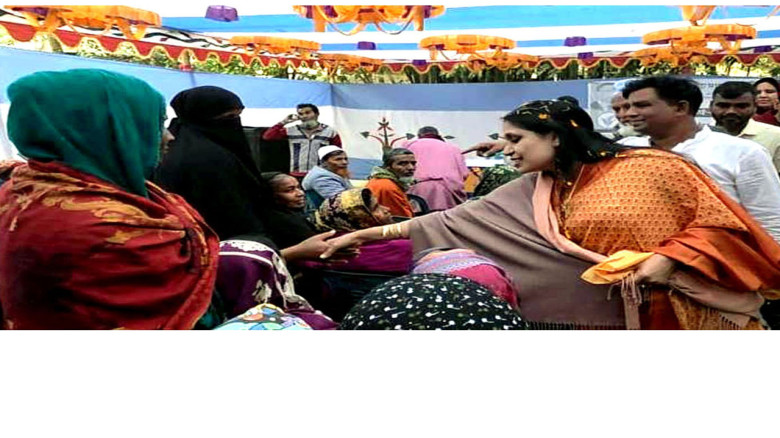 বড় জনসভা নয়, ঘরোয়া আলোচনায় ভোট চাইছেন জিন্নাহর স্ত্রী