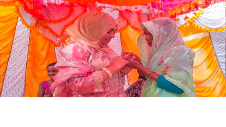 হাতিয়ায় প্রচারণায় আবেগঘন মুহূর্ত, স্বর্ণের আংটি পেলেন হান্না