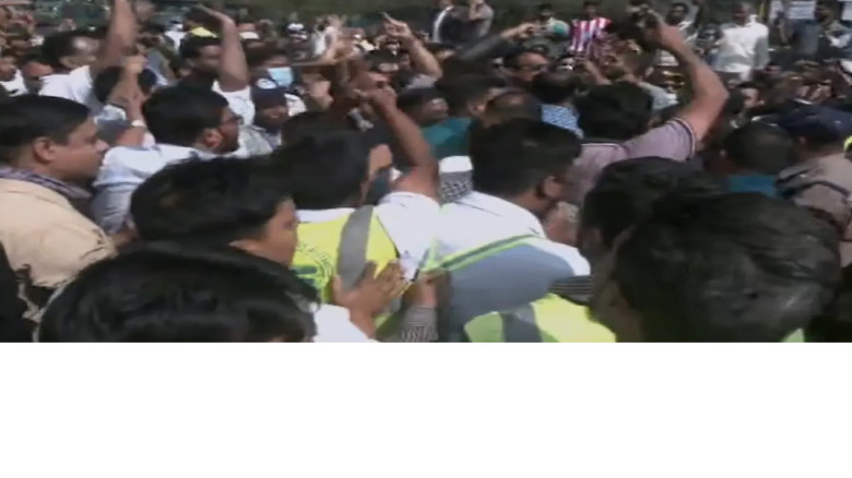 কর্মবিরতিতে অচল চট্টগ্রাম বন্দর, নৌপরিবহন উপদেষ্টার গাড়ি আটক