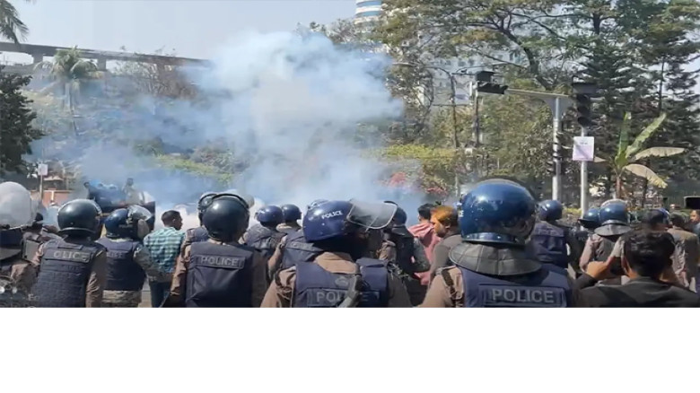 নবম পে-স্কেলের দাবিতে যমুনার সামনে সংঘর্ষ, টিয়ার গ্যাস ও জলক