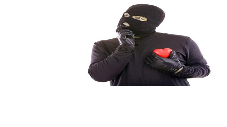 প্রেমের ফাঁদে ফাঁস হয়ে পুলিশের হাতে মোবাইল চোর আটক