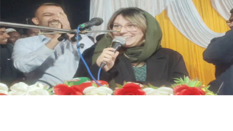 শাশুড়ির জন্য প্রচারে লন্ডনপ্রবাসী বউমা, জনসভায় উচ্ছ্বাস