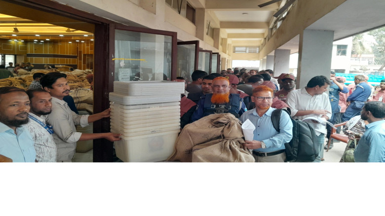 লক্ষ্মীপুরে ভোটের প্রস্তুতি সম্পন্ন, কেন্দ্রে যাচ্ছে ব্যালট 