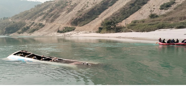 নেপালে যাত্রীবাহী বাস নদীতে পড়ে নিহত ১২