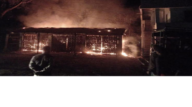 নোয়াখালীর হাতিয়ায় দরজায় বাইরে তালা দিয়ে ছাত্রদল নেতার ঘরে আগ