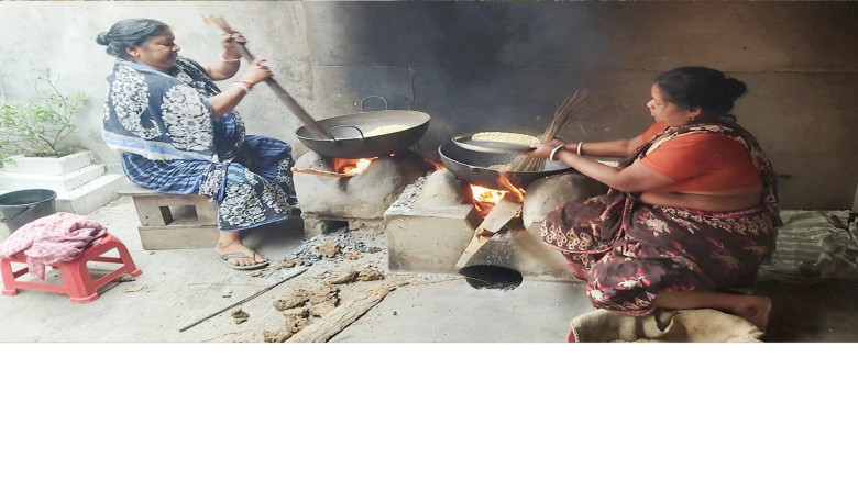 সিরাজগঞ্জে রোজার সময় মুড়ি ভাজার ব্যস্ততা দ্বিগুণ