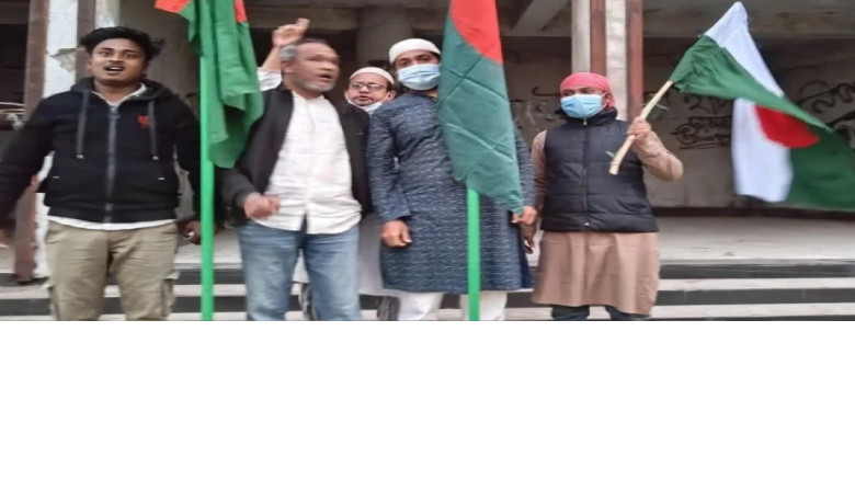 নওগাঁয় পতাকা হাতে আ. লীগ নেতাকর্মীদের স্লোগান