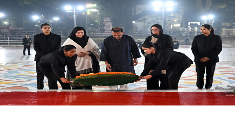 স্ত্রী ও কন্যাকে নিয়ে ভাষা শহীদদের প্রতি শ্রদ্ধা জানালেন প্র