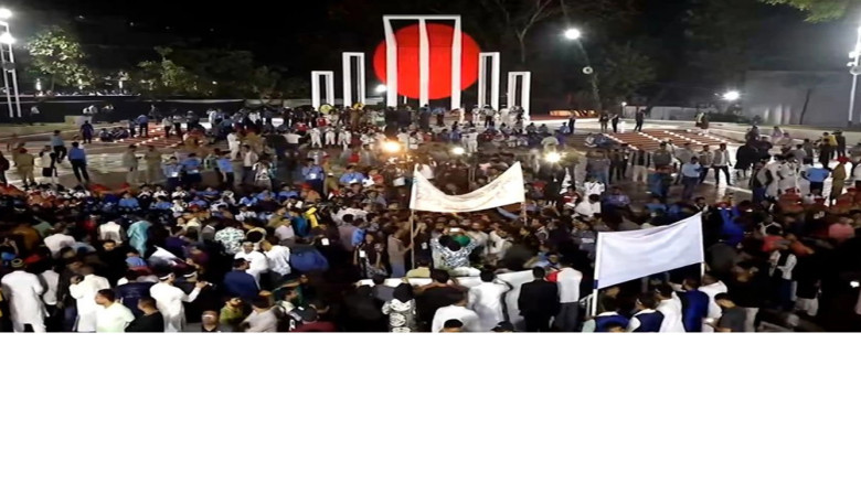 একুশের প্রথম প্রহরে শহীদ মিনারে মানুষের ঢল