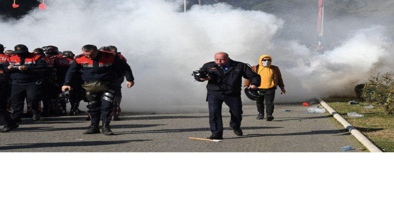 রামার পদত্যাগ দাবিতে উত্তাল আলবেনিয়ার রাজধানী