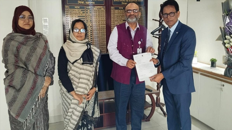 ঢাকা বিশ্ববিদ্যালয়ের উপাচার্য পদ ছাড়ার আনুষ্ঠানিক আবেদন