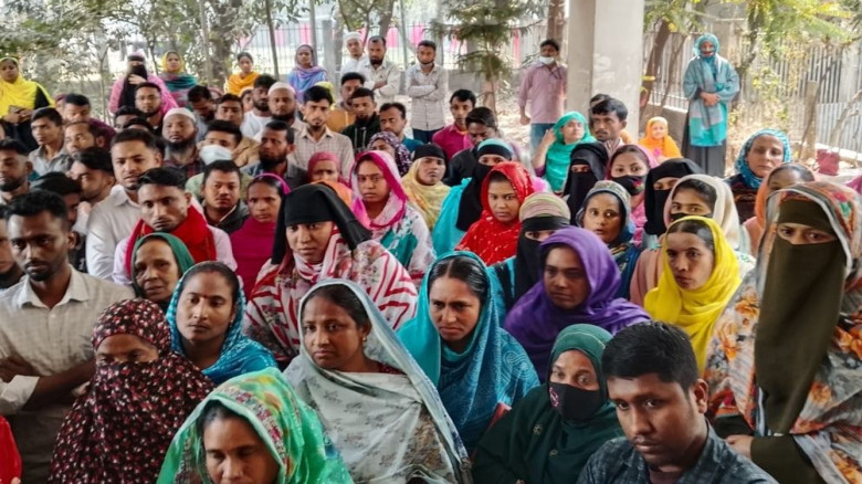 বকেয়া মজুরির দাবিতে ডিআইএফইর সামনে শ্রমিকদের বিক্ষোভ