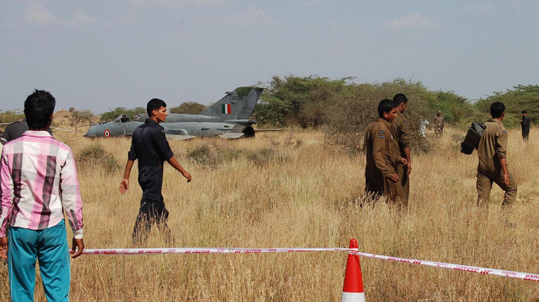 অবতরণের সময় দুর্ঘটনায় ক্ষতিগ্রস্ত তেজস যুদ্ধবিমান