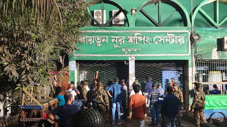 খুলনার নিউমার্কেট এলাকায় শপিং সেন্টারে ভয়াবহ অগ্নিকাণ্ড