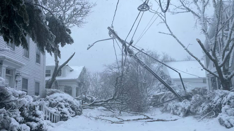 যুক্তরাষ্ট্রের পূর্ব উপকূলে রেকর্ড তুষারপাত, বাতিল ৫ হাজারের