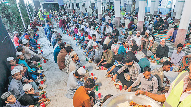 চট্টগ্রামে ২৪ বছরের ঐতিহ্য হাজার মানুষের ইফতার