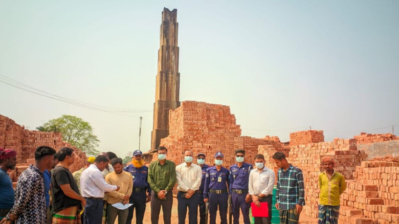 শরীয়তপুরে জাজিরার অবৈধ ইটভাটায় জরিমানা, প্রশাসনের অভিযান অব