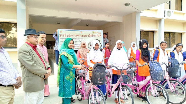 ফুলবাড়ীতে সাবেক ছিটমহলের শিক্ষার্থীদের মাঝে বাইসাইকেল বিতরণ