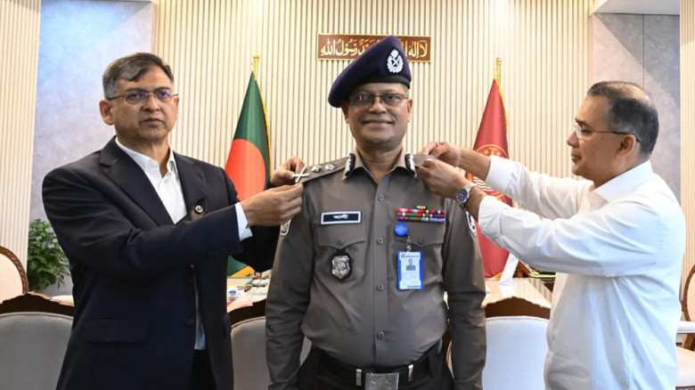 নবনিযুক্ত আইজিপিকে র‍্যাঙ্ক ব্যাজ পরালেন প্রধানমন্ত্রী