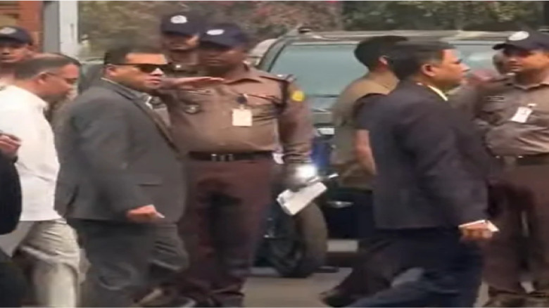 সচিবালয় থেকে হেঁটে ‘একুশে পদক’ অনুষ্ঠানে প্রধানমন্ত্রী তারেক