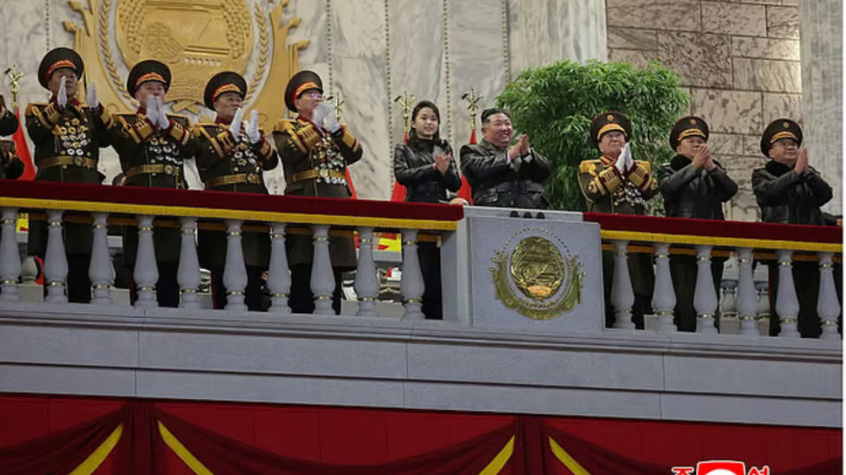 কালো জ্যাকেটে সামরিক কুচকাওয়াজে কিম জং–উন ও কিশোরী মেয়ে জু আ