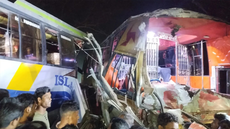 বরিশাল-ঢাকা মহাসড়কে মুখোমুখি সংঘর্ষ, বাসচালক নিহত