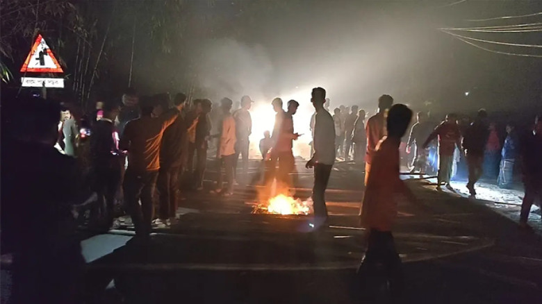 রায়পুরে চোর উদ্ধারে গিয়ে পুলিশের সঙ্গে সংঘর্ষ, সড়ক অবরোধ