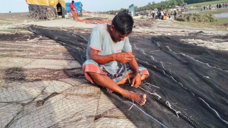 মতলব উত্তরের জেলেরা বলছেন, “শুধু চাউলে কি আর চলে?”