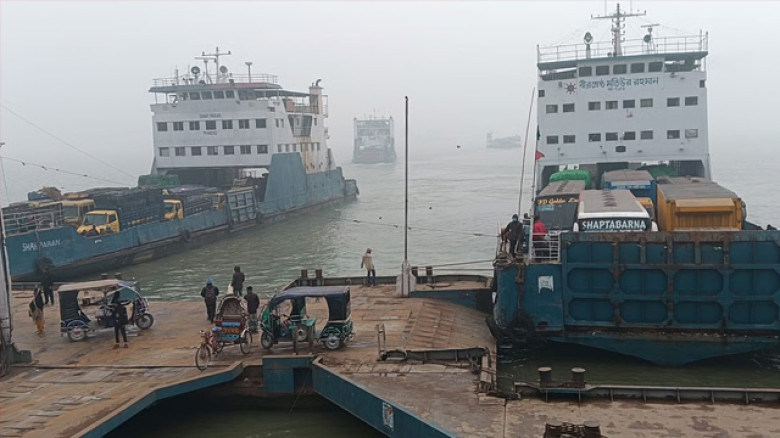 পদ্মা নদীতে কুয়াশার কারণে দৌলতদিয়া-পাটুরিয়া ফেরি সাড়ে তিন ঘণ