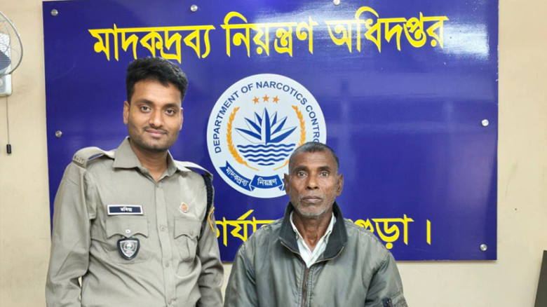 খুরমা খেজুরের আদলে লুকানো ইয়াবা, ধরা পড়লেন যাত্রী