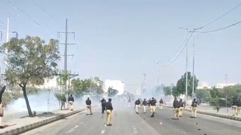 করাচিতে যুক্তরাষ্ট্র দূতাবাস ঘিরে বিক্ষোভ