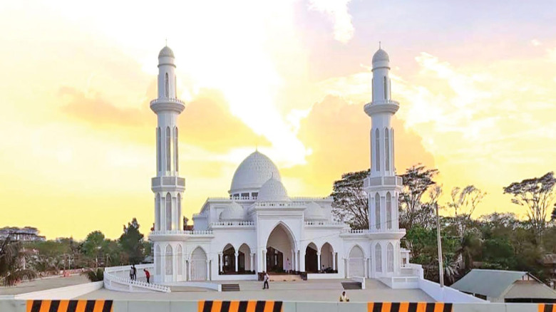 দেড়শ বছরের ইতিহাস নিয়ে দাঁড়িয়ে মাদারীপুরের বড় মসজিদ