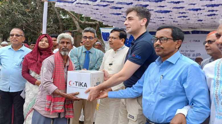 পাবনায় দরিদ্রদের মাঝে তুরস্কের অর্থায়নে খাদ্যসামগ্রী বিতরণ