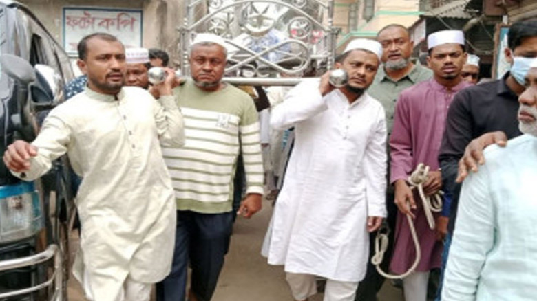 হাতকড়া লাগানো অবস্থায় বাবার জানাজায় ফেনীর যুবলীগ নেতা